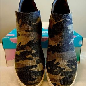 Soda Diana-G Camouflage Hidden Wedge Sneakers Sz 6.5M